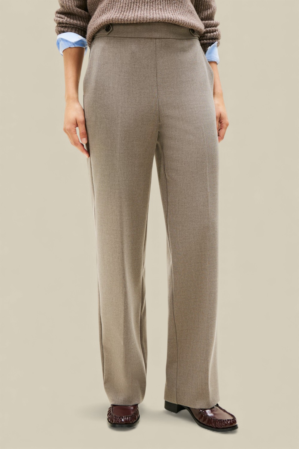 תמונת דוגמן קידמית של מכנסיים מחוייטים בגזרה גבוהה