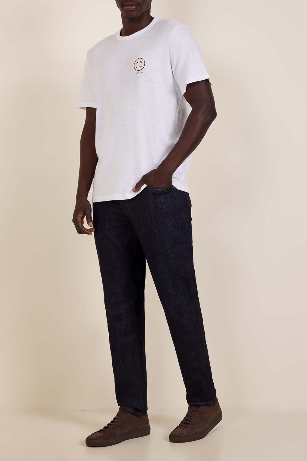 תמונת דוגמן קידמית של נעלי סניקרס