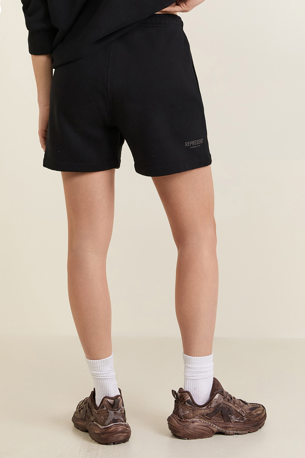 תמונת דוגמן אחורית של מכנסיים קצרים