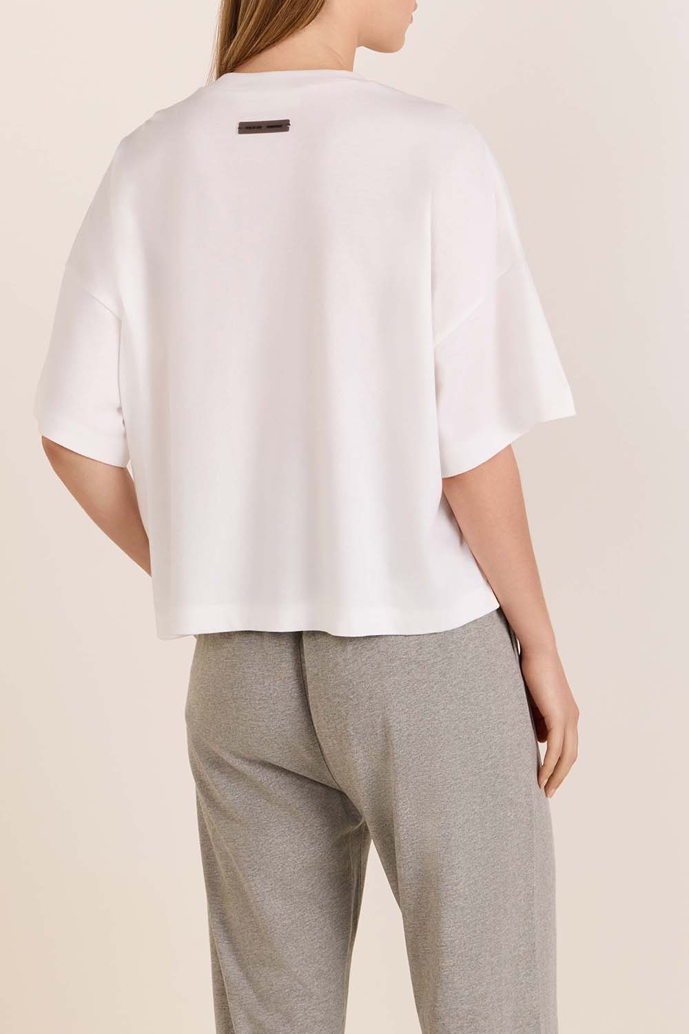 תמונת דוגמן אחורית של חולצת טי