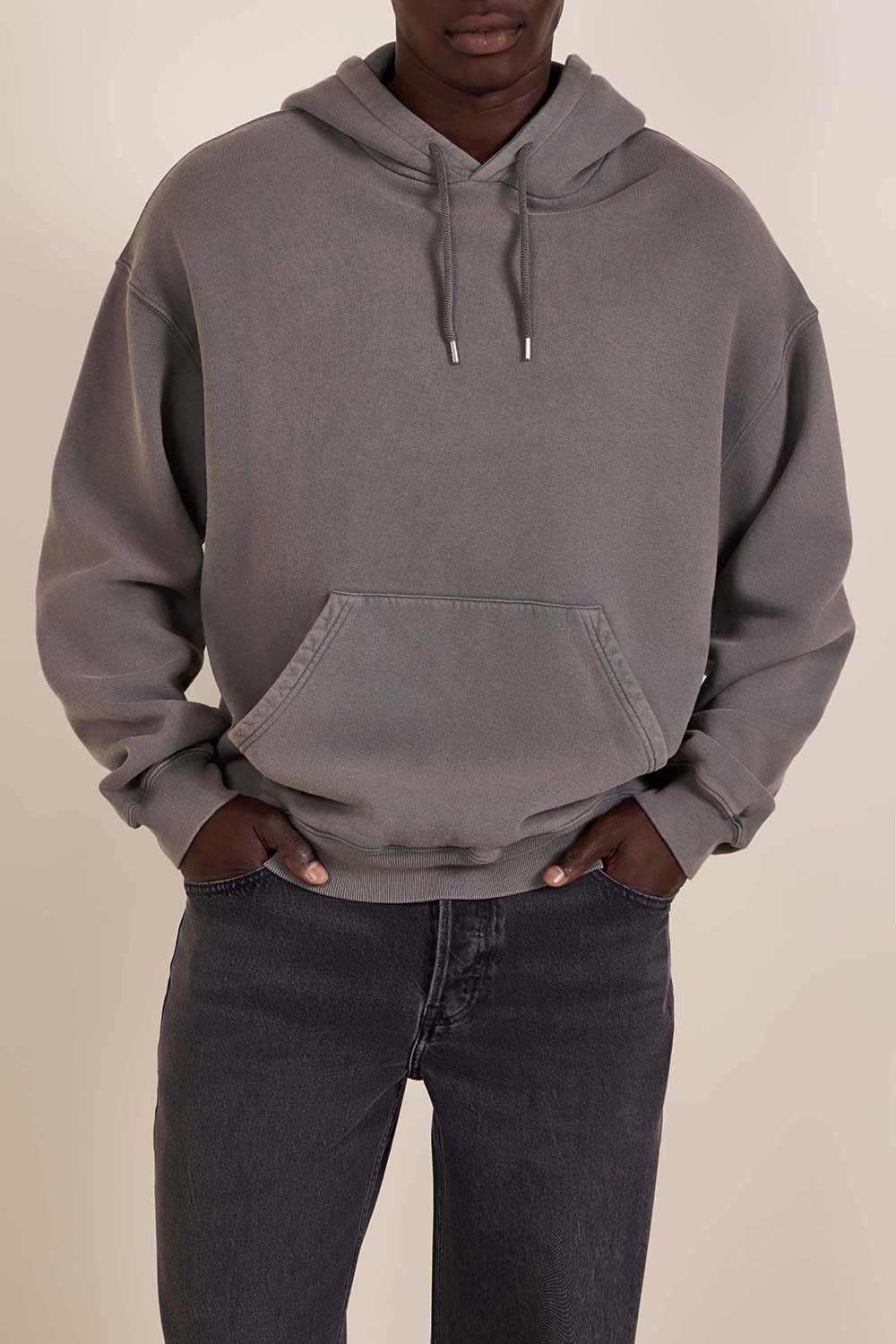 תמונת דוגמן קידמית של סווטשירט קפוצ'ון אוברסייז