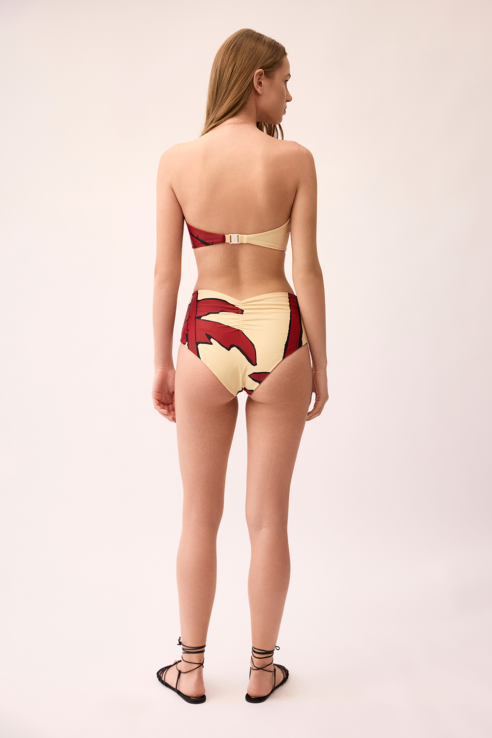 תמונת דוגמן אחורית של תחתוני ביקיני