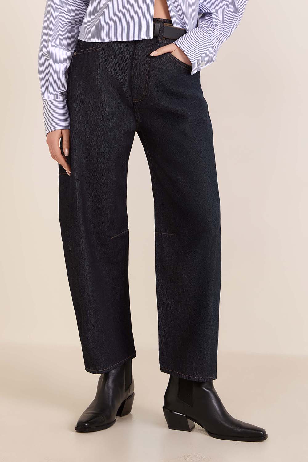 תמונת דוגמן קידמית של מכנסי ג'ינס בגזרת בלון