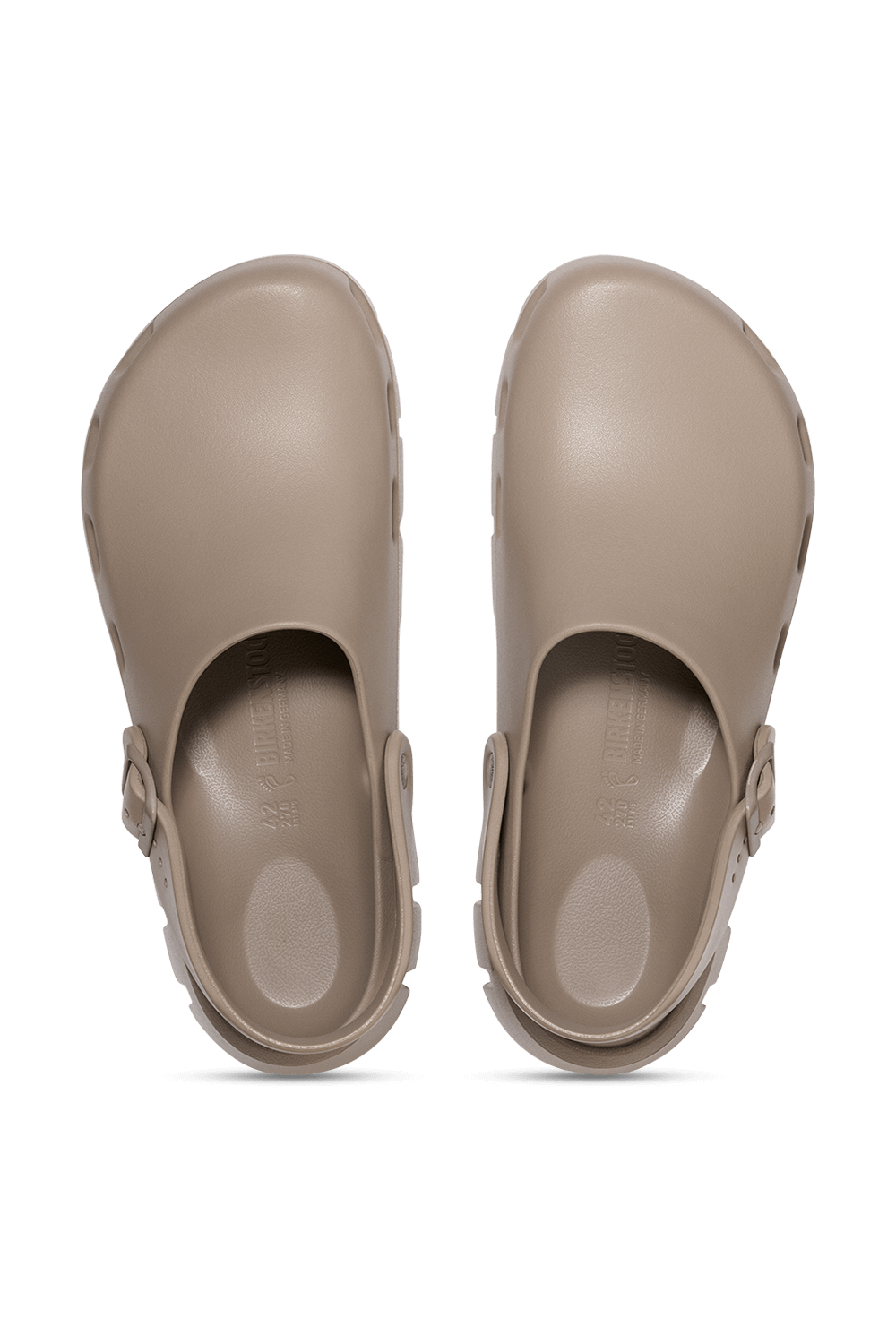 תמונת תקריב של כפכפים בק סטראפ קלוג