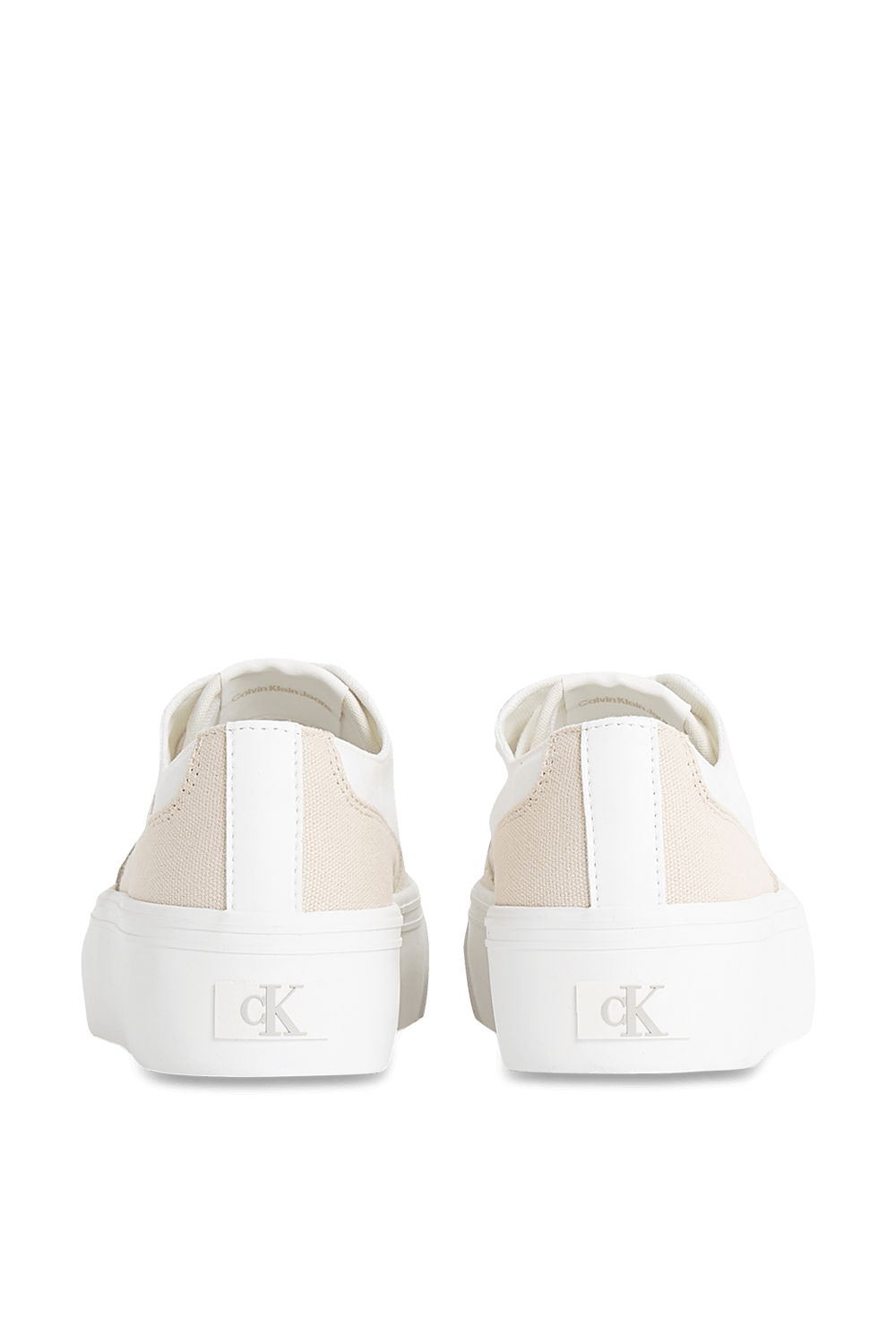 תמונת תקריב של נעלי סניקרס פלטפורמה