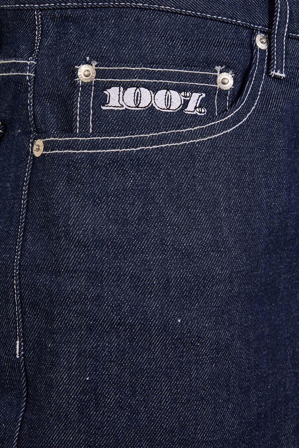 תמונת דוגמן אחורית של מכנסי ג'ינס בגזרה ישרה