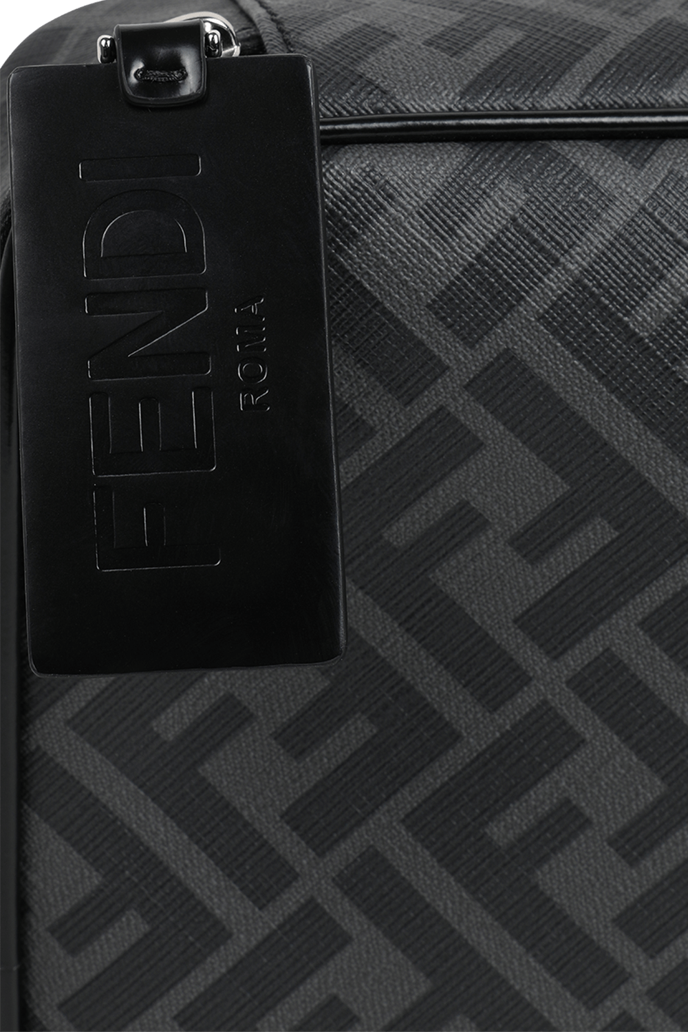 תמונת תקריב של תיק רחצה מעור עם הדפס מונוגרמי בגוון שחור