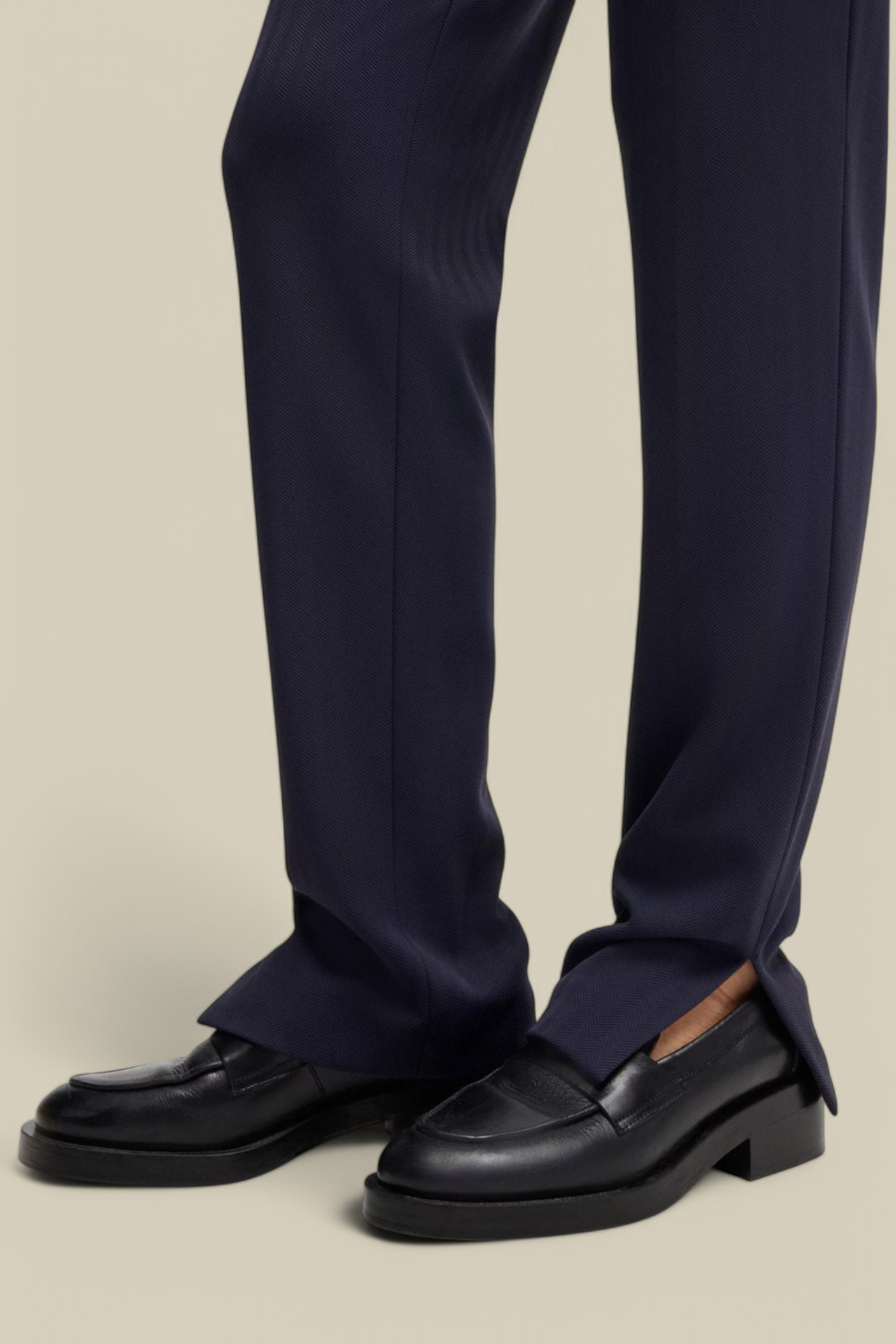 תמונת תקריב דוגמן של מכנסיים מחוייטים סלים פיט