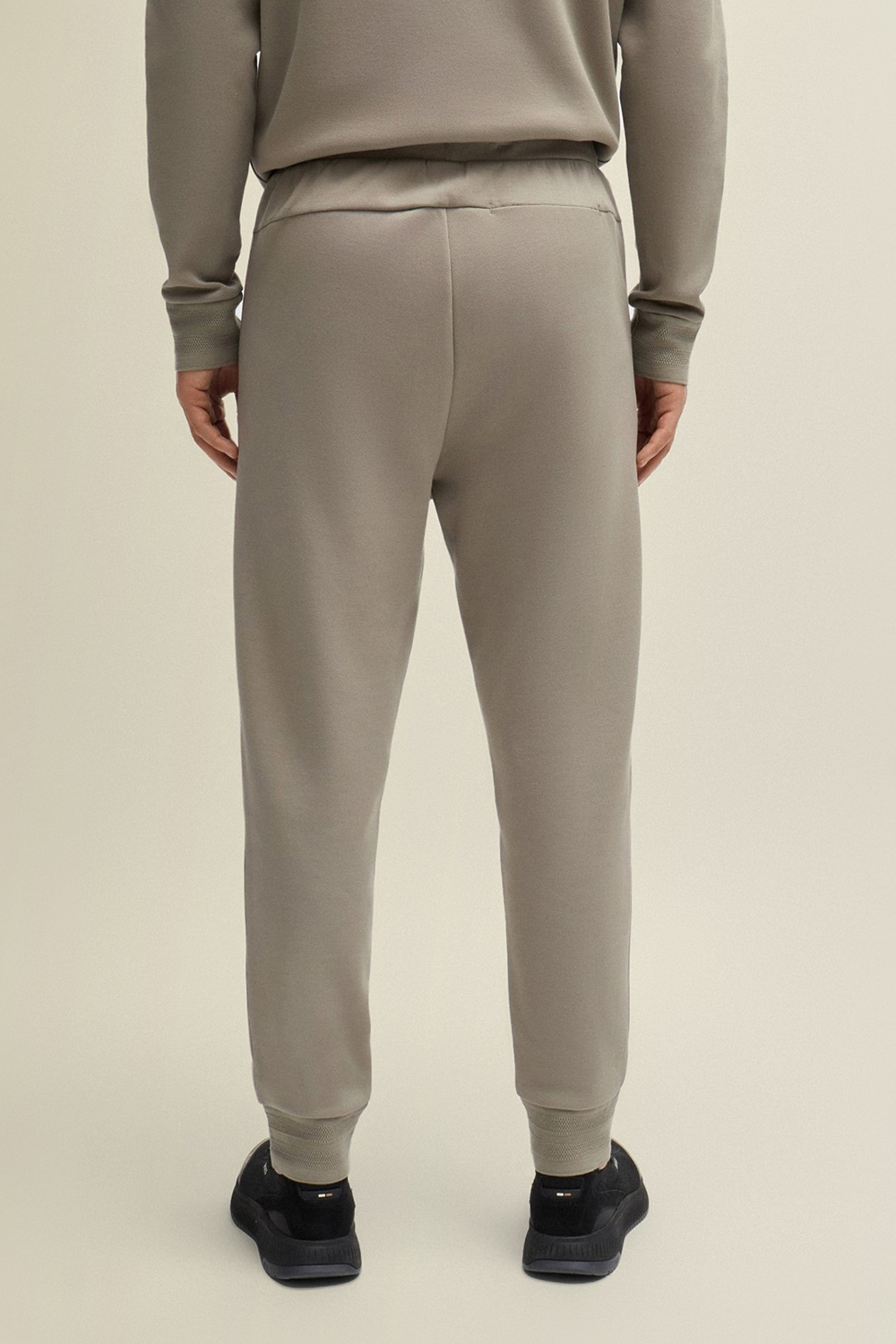 תמונת דוגמן אחורית של מכנסי ג'וג ארוכים