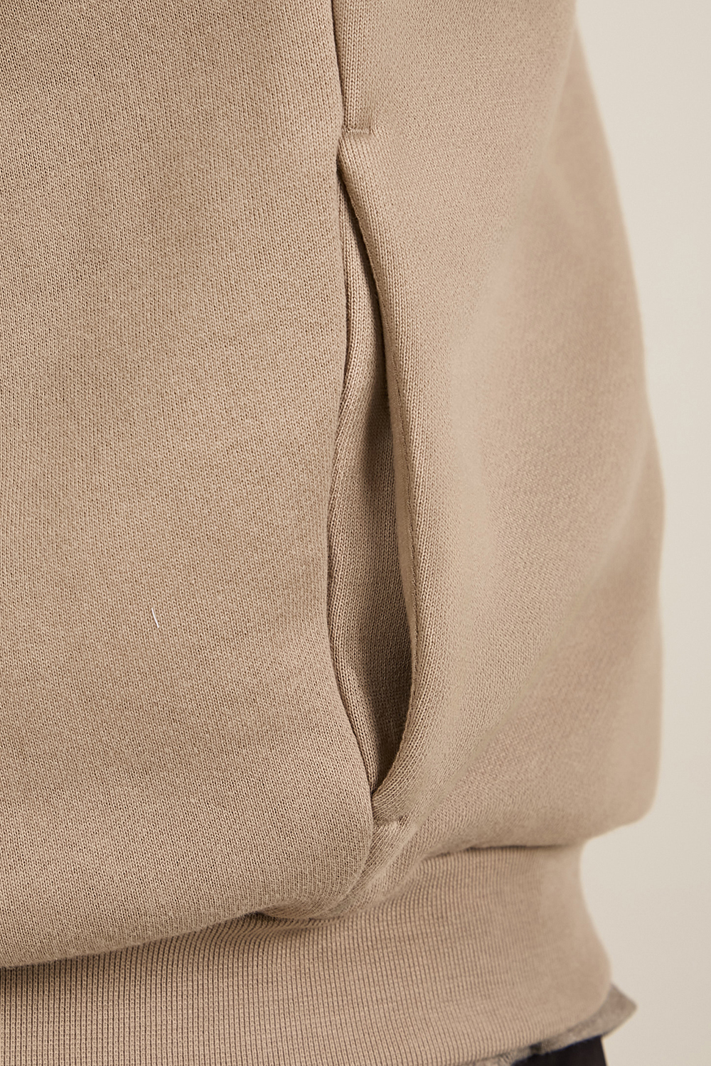 תמונת דוגמן אחורית של סווטשירט