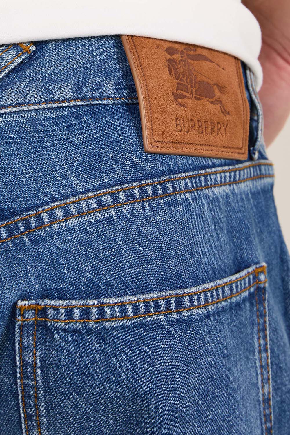 תמונת תקריב דוגמן של מכנסי ג'ינס סלים פיט