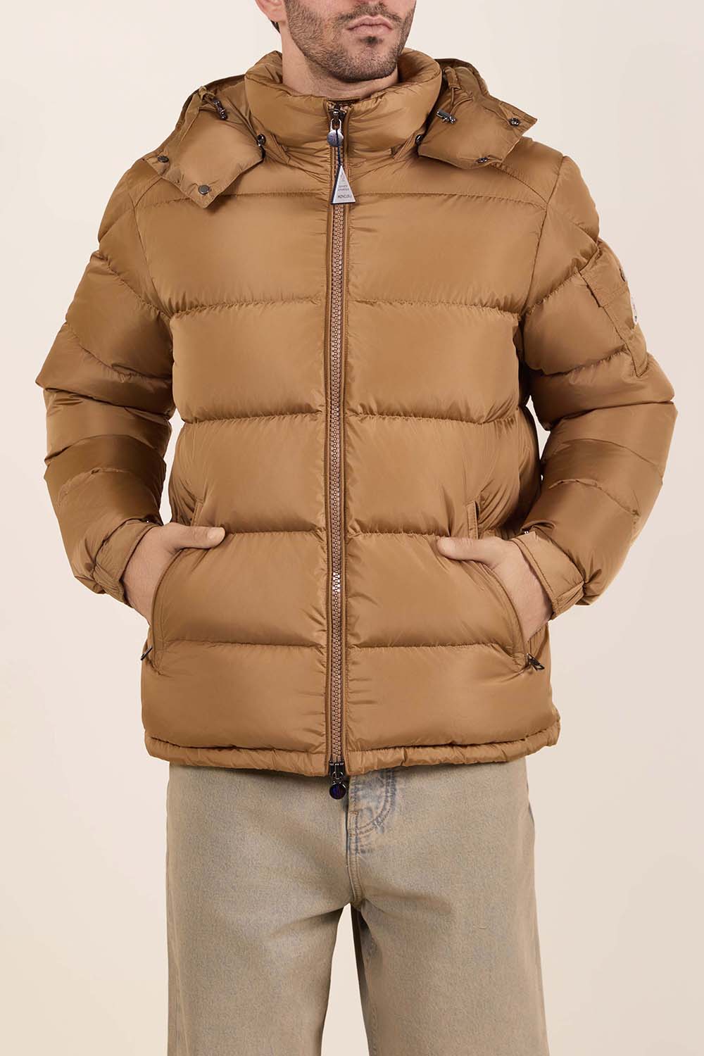 תמונת דוגמן קידמית של מעיל פוך קצר