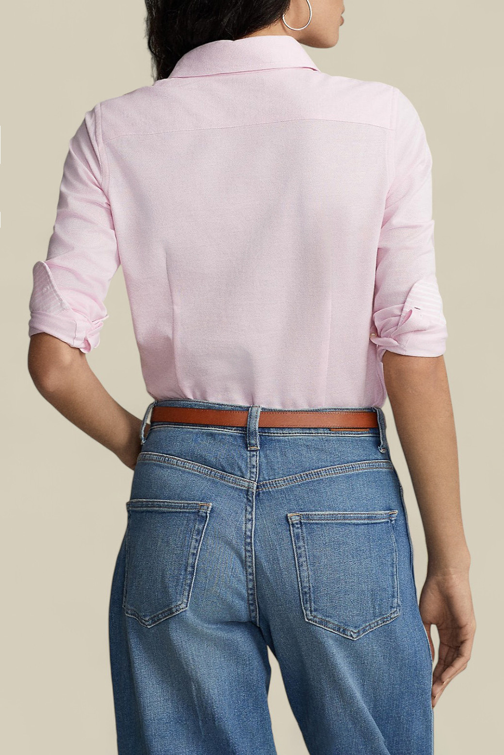 תמונת דוגמן אחורית של חולצה מכופתרת