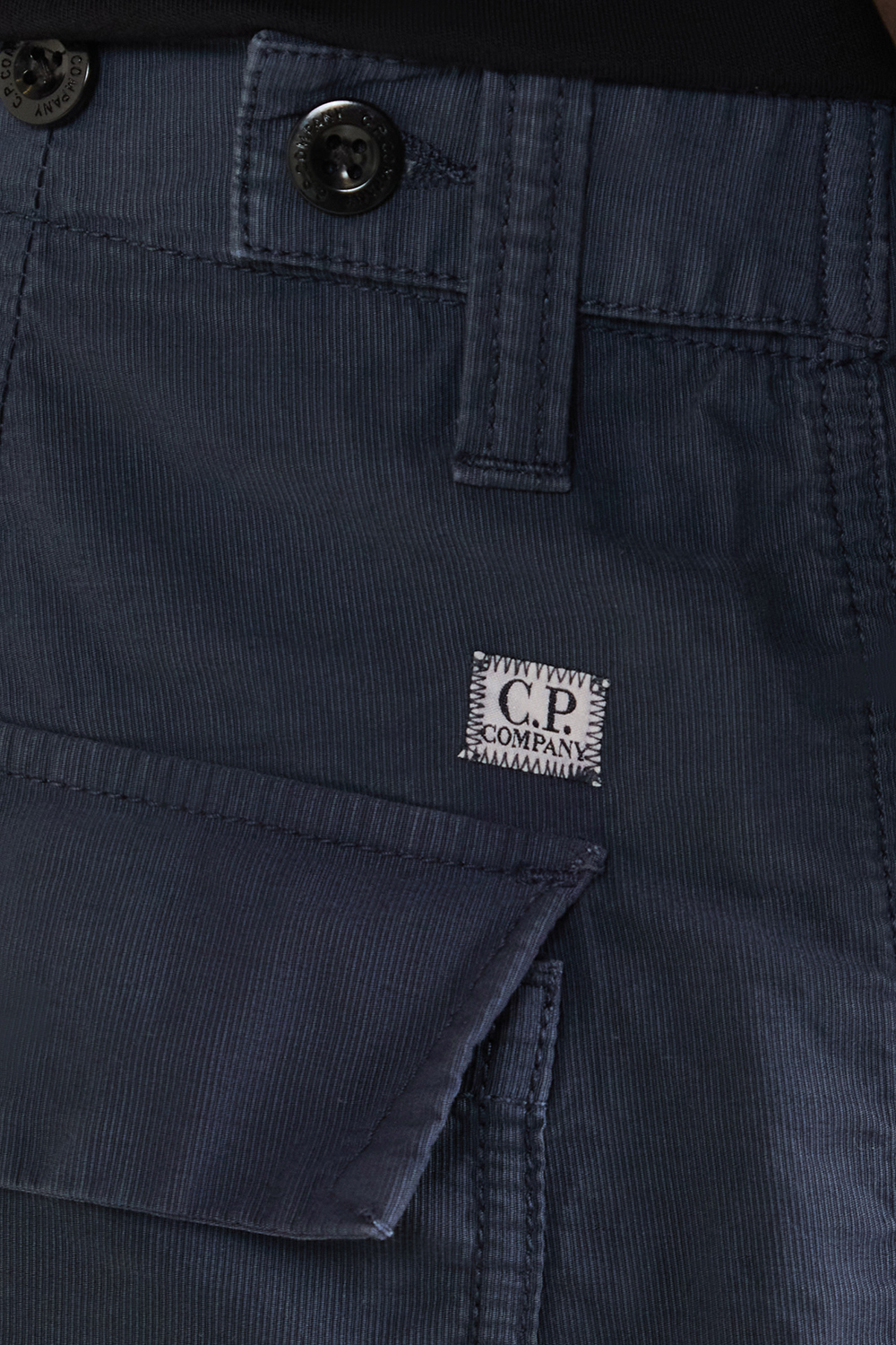 תמונת תקריב דוגמן של מכנסי ג'ינס ברמודה