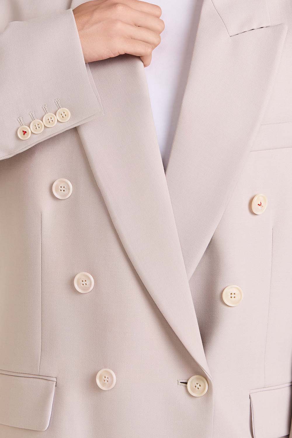 תמונת תקריב דוגמן של ז'קט מחוייט אוברסייז