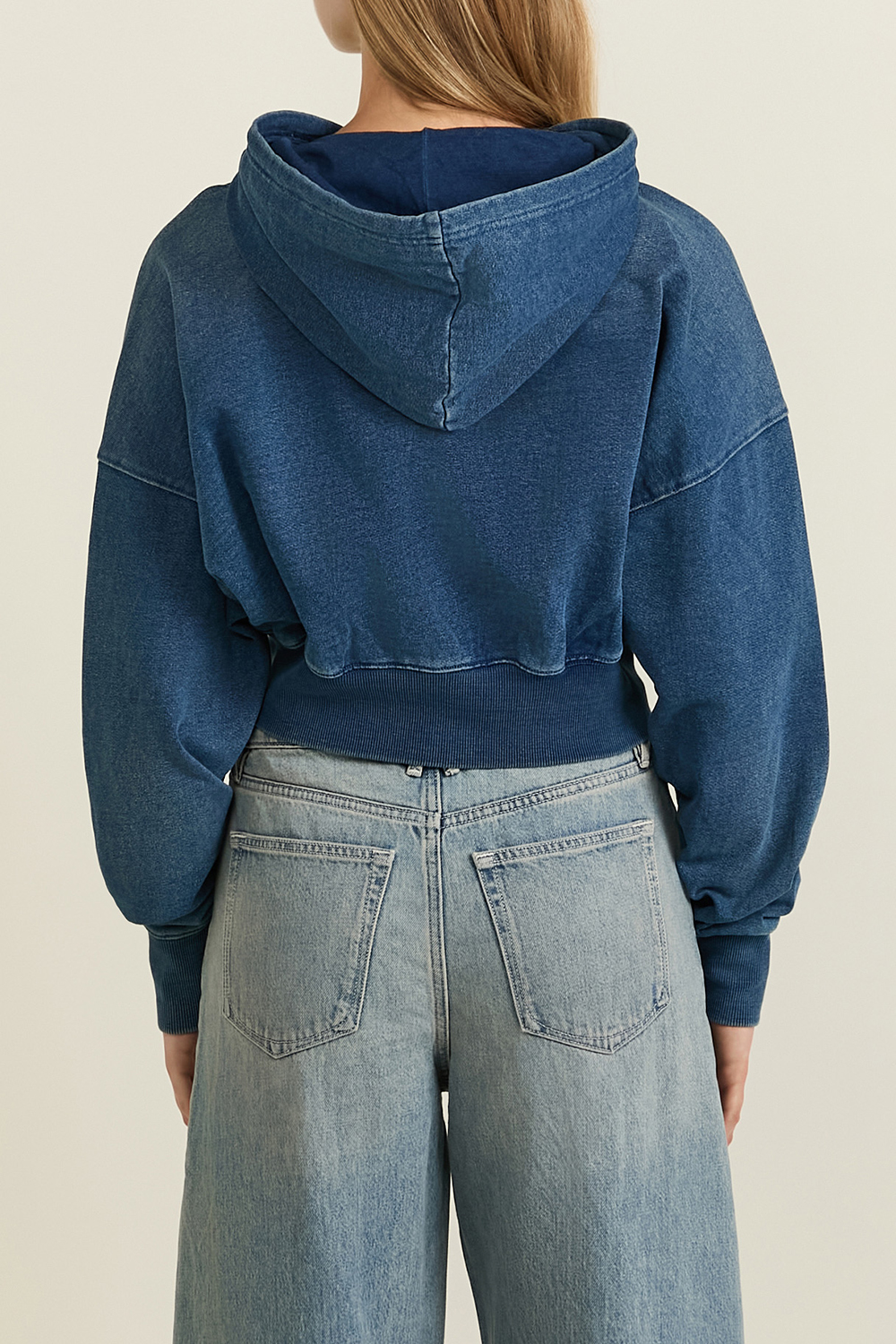 תמונת דוגמן אחורית של סווטשירט קפוצ'ון קרופ