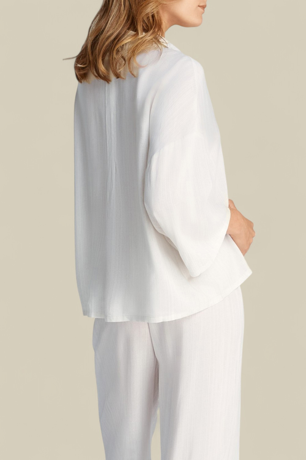 תמונת דוגמן אחורית של חולצת כפתורים