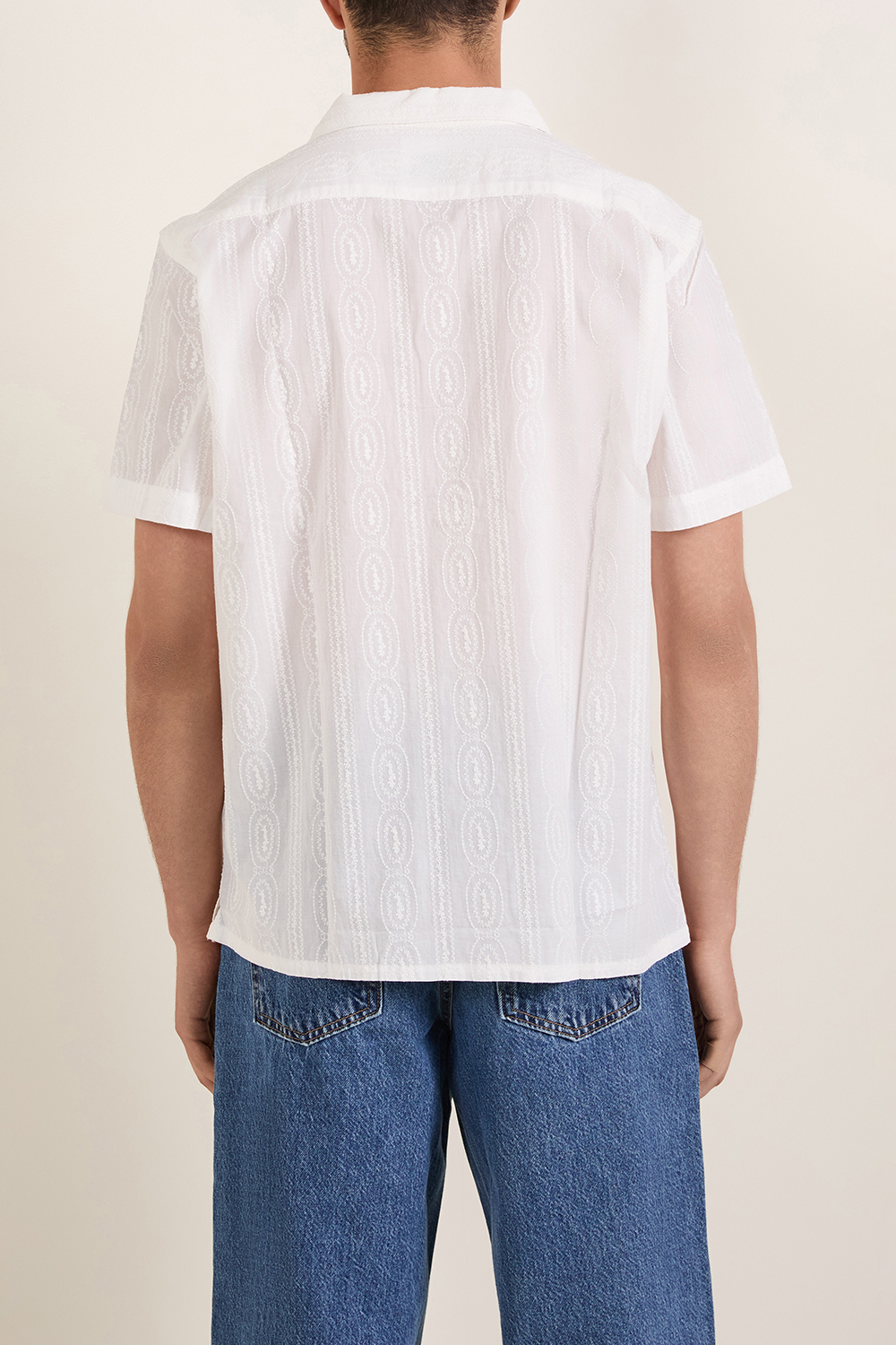 תמונת דוגמן אחורית של חולצת כפתורים עם רקמה