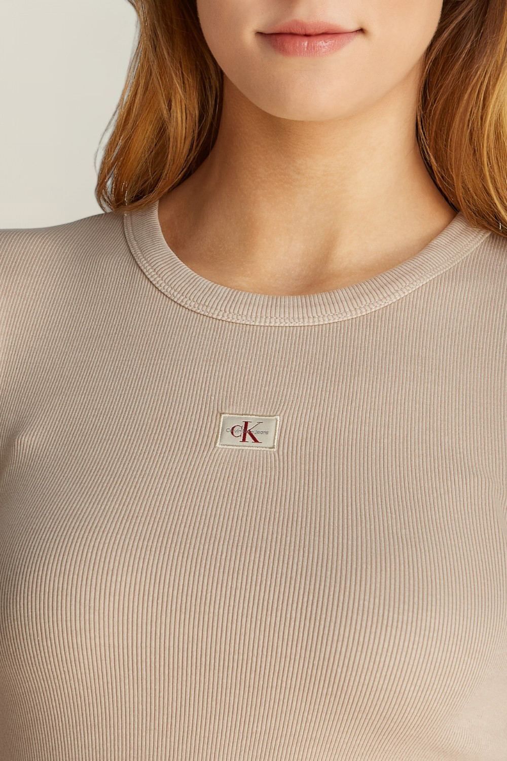 תמונת תקריב דוגמן של שמלת מיני