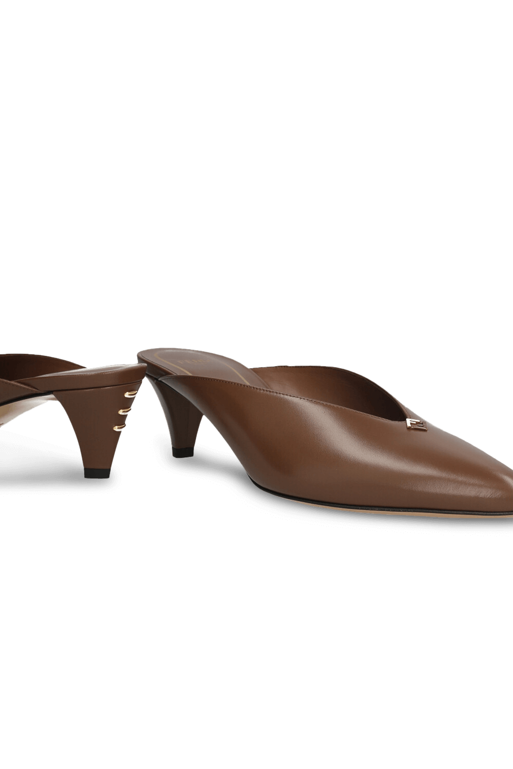 תמונת תקריב של נעלי עקב מיולס