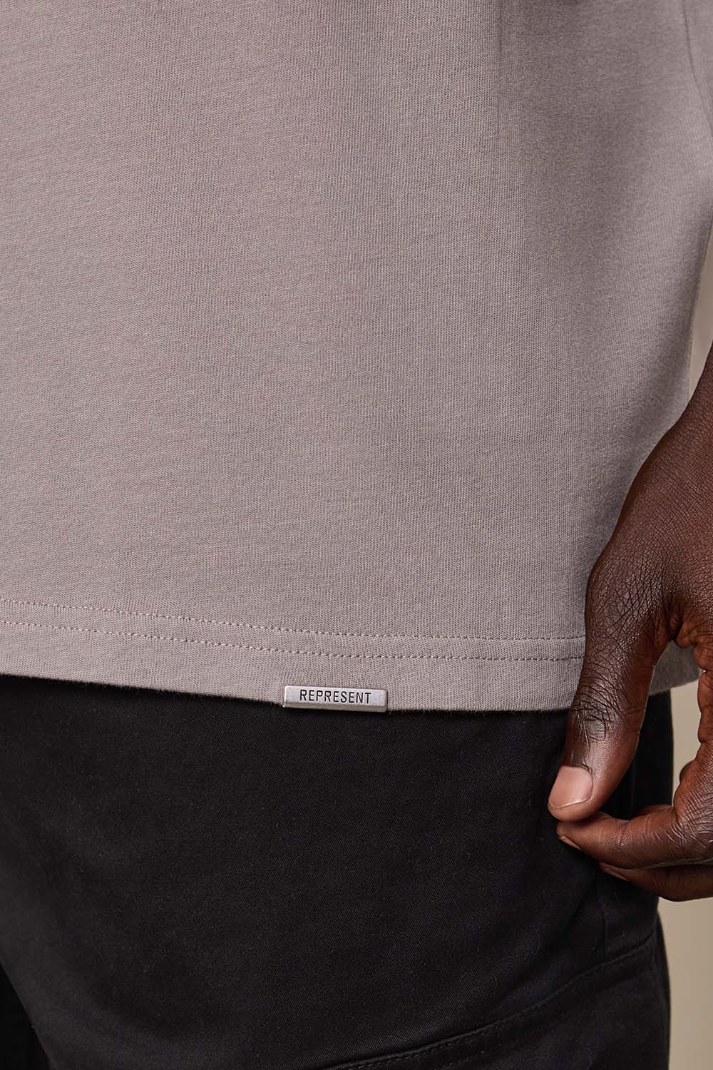 תמונת דוגמן אחורית של חולצת טי