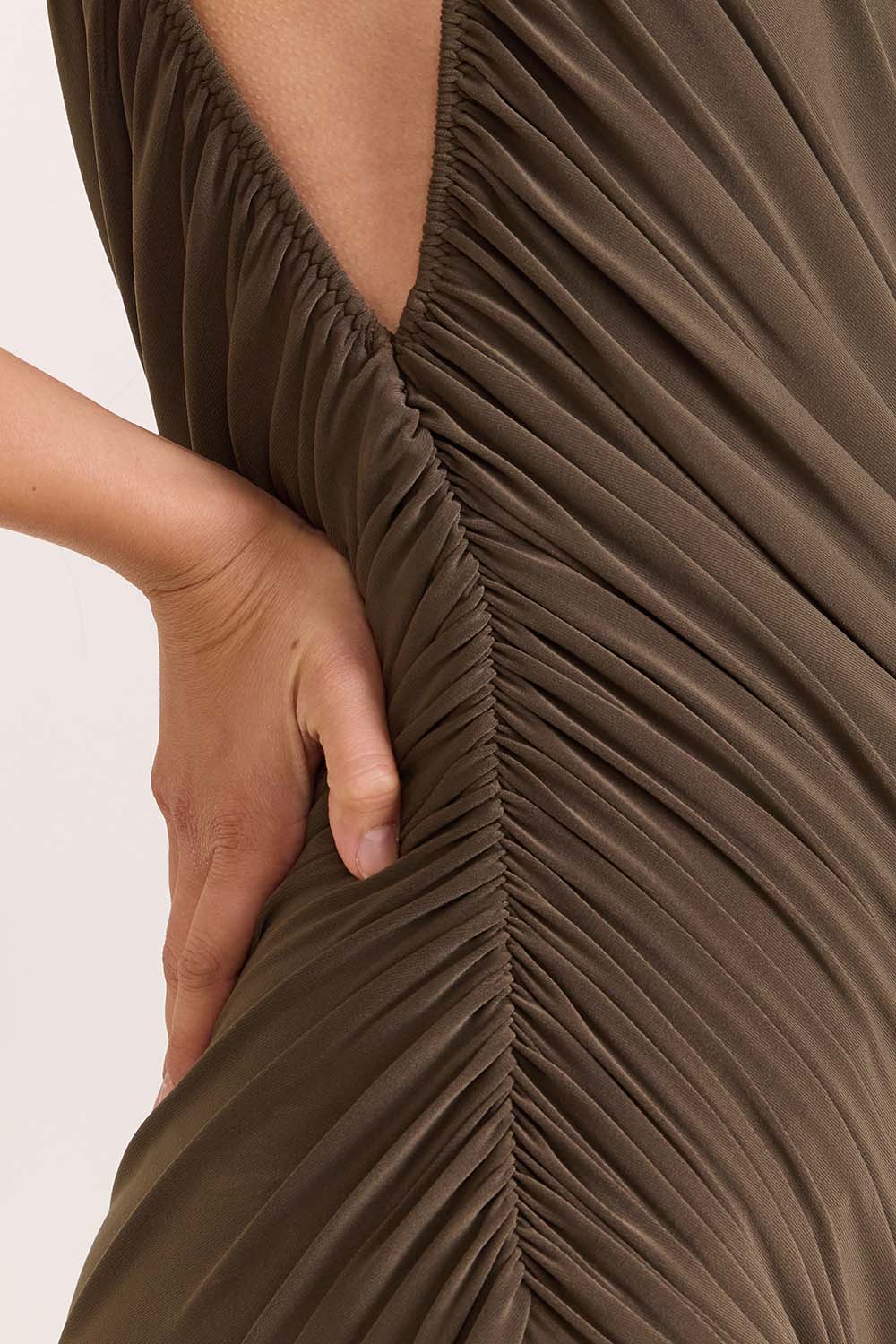 תמונת תקריב דוגמן של שמלת מיני א-סמטרית