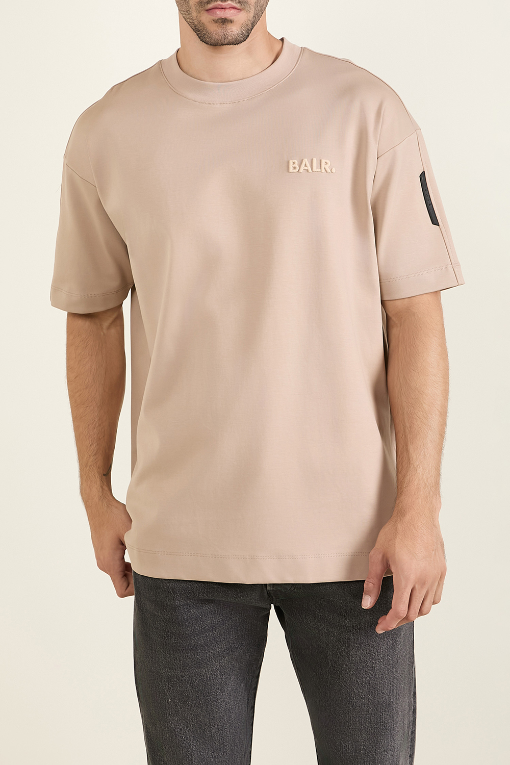 תמונת דוגמן קידמית של חולצת טי אוברסייז