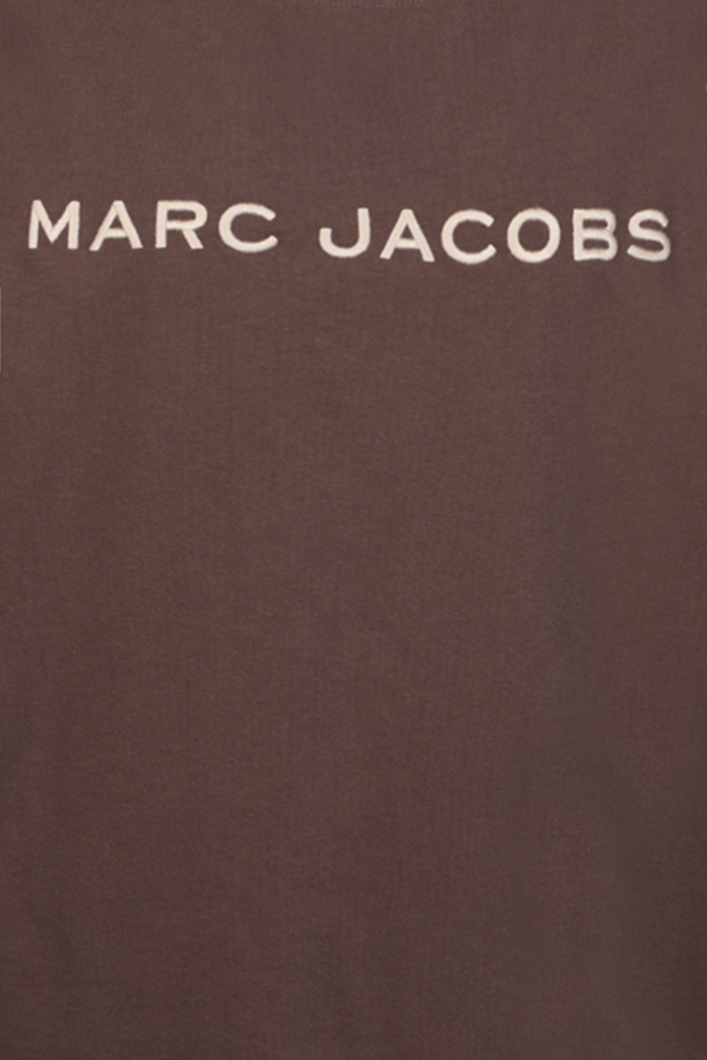 תמונה אחורית של טי שירט קצרה אוברסייז עם לוגו בגוון חום