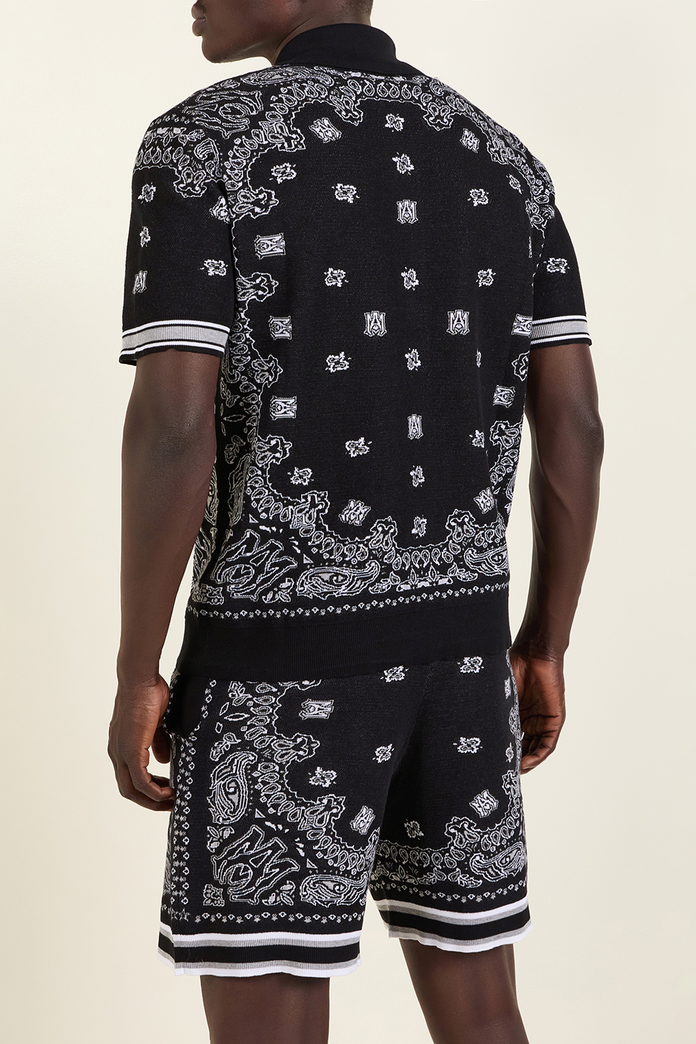 תמונת דוגמן אחורית של חולצת כפתורים