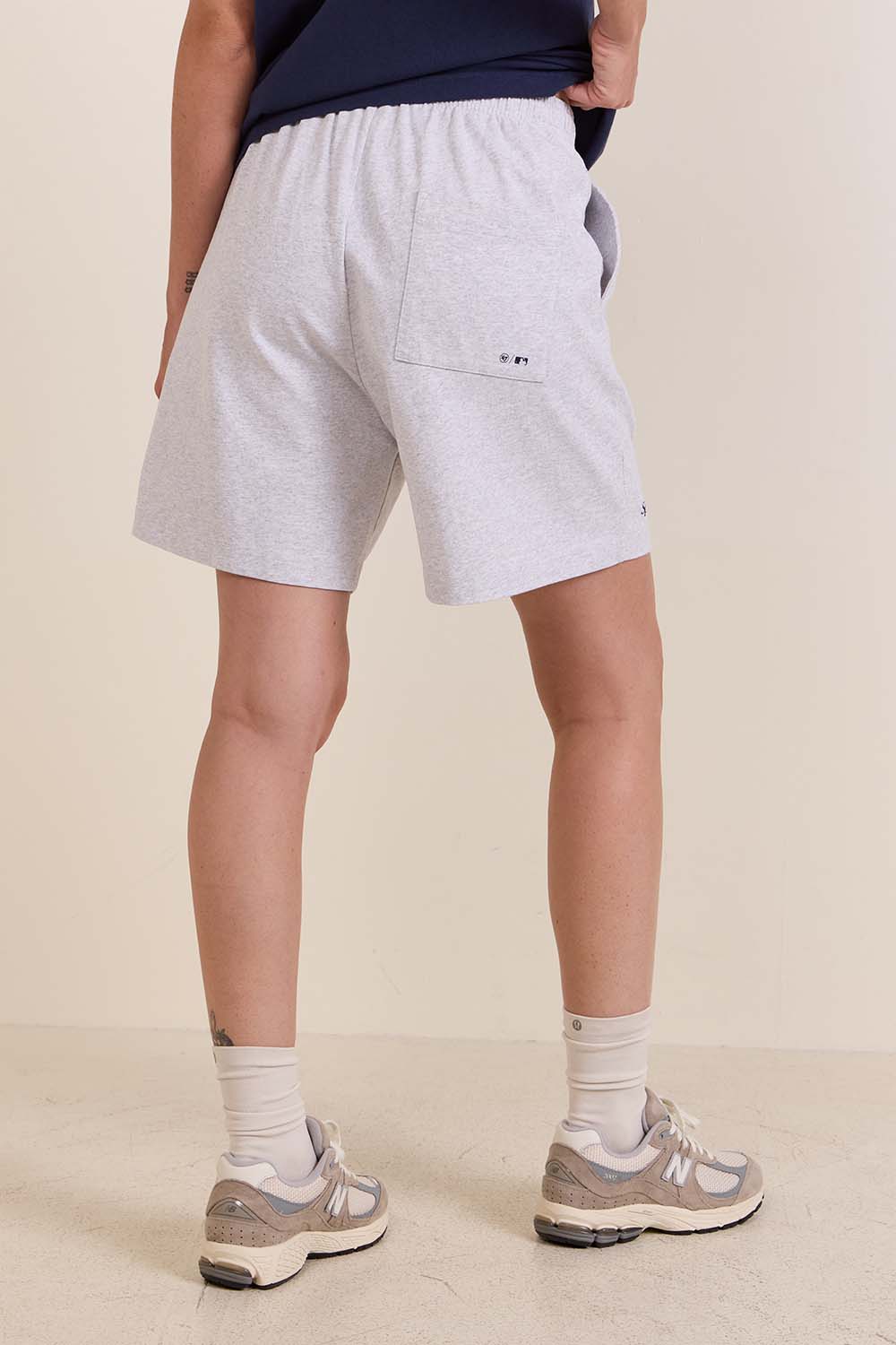 תמונת דוגמן אחורית של מכנסי ברמודה ינקיס