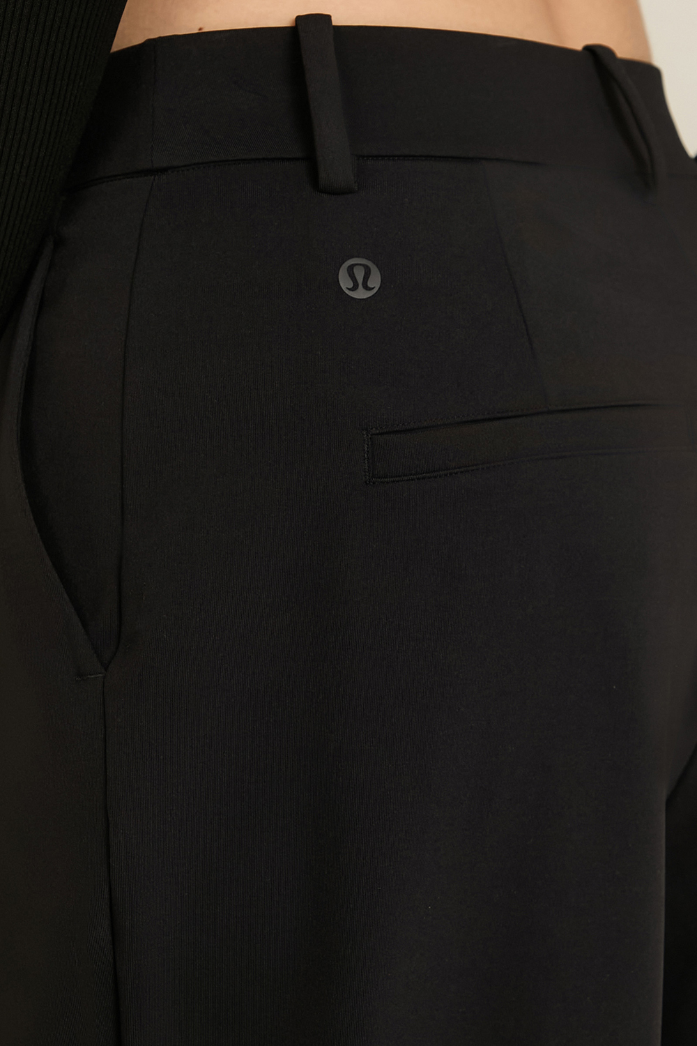 תמונת תקריב דוגמן של Daydrift High-Rise Trouser Regular