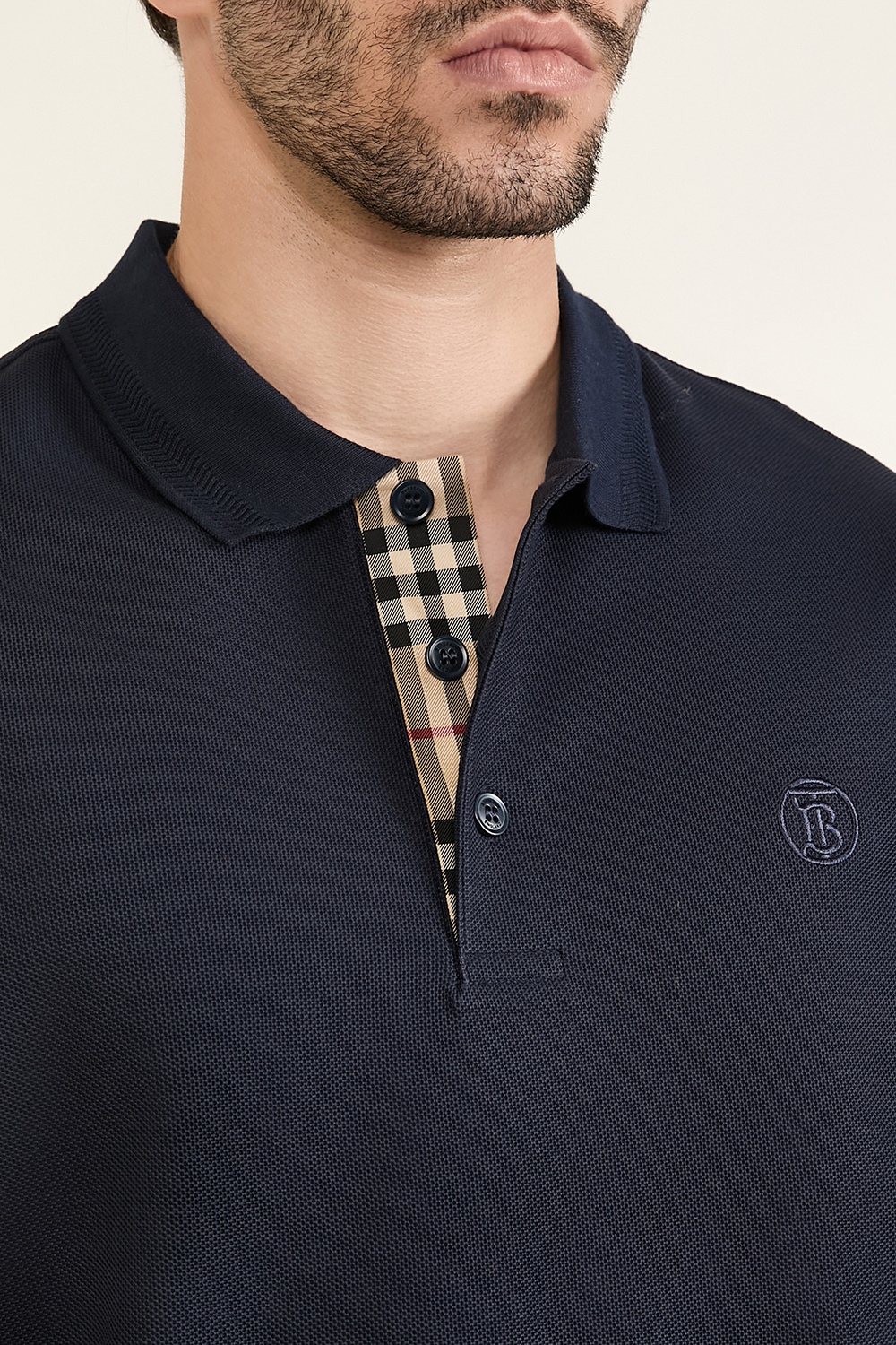 תמונת תקריב דוגמן של חולצת פולו קצרה