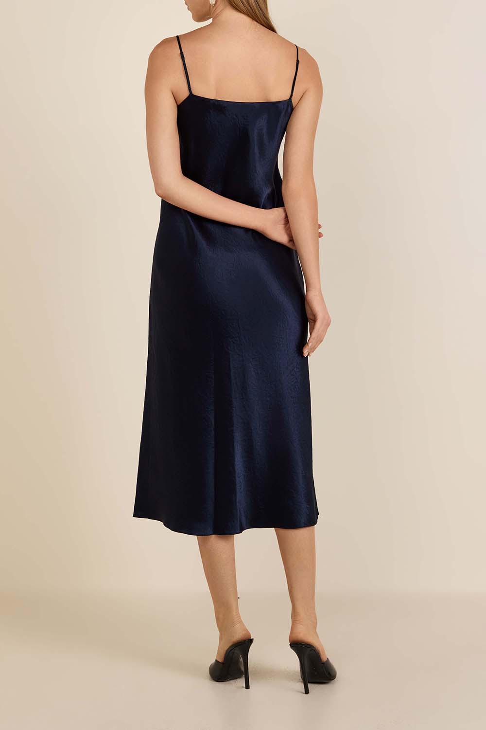 תמונת דוגמן אחורית של שמלת סליפ-און