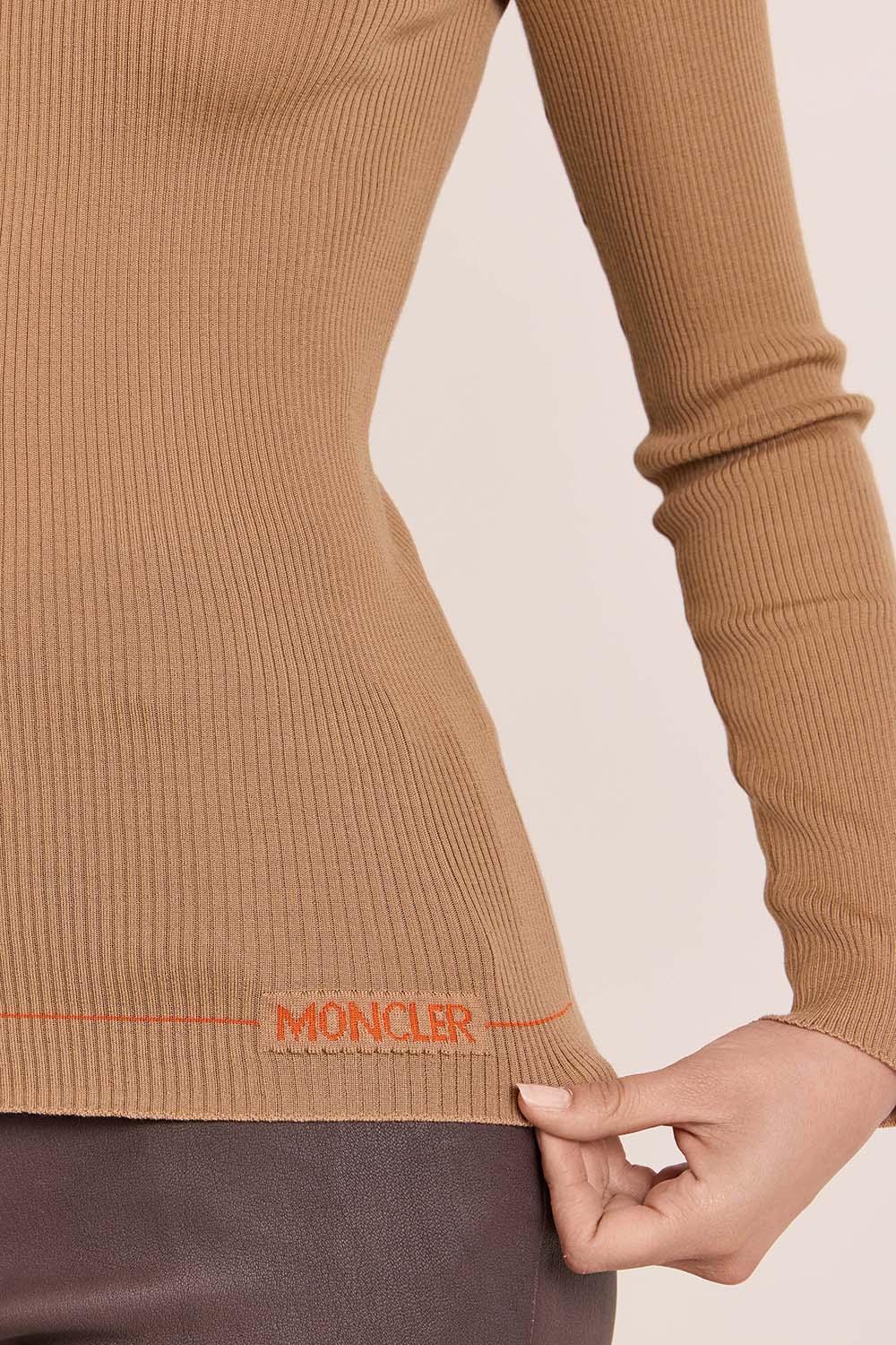 תמונת תקריב דוגמן של סוודר גולף צמר