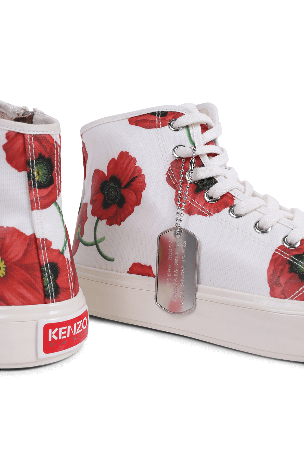 תמונת תקריב של נעלי סניקרס סקול עם הדפס פרחי פרג