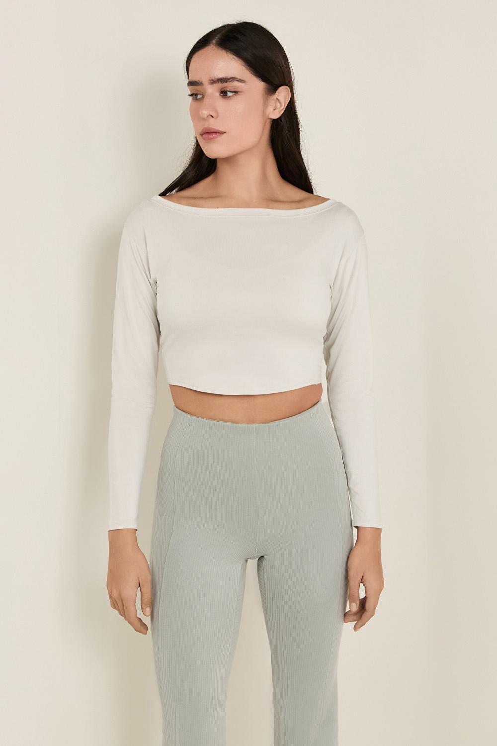 תמונת דוגמן קידמית של Cupro Boatneck Cropped Long-Sleeve Shirt