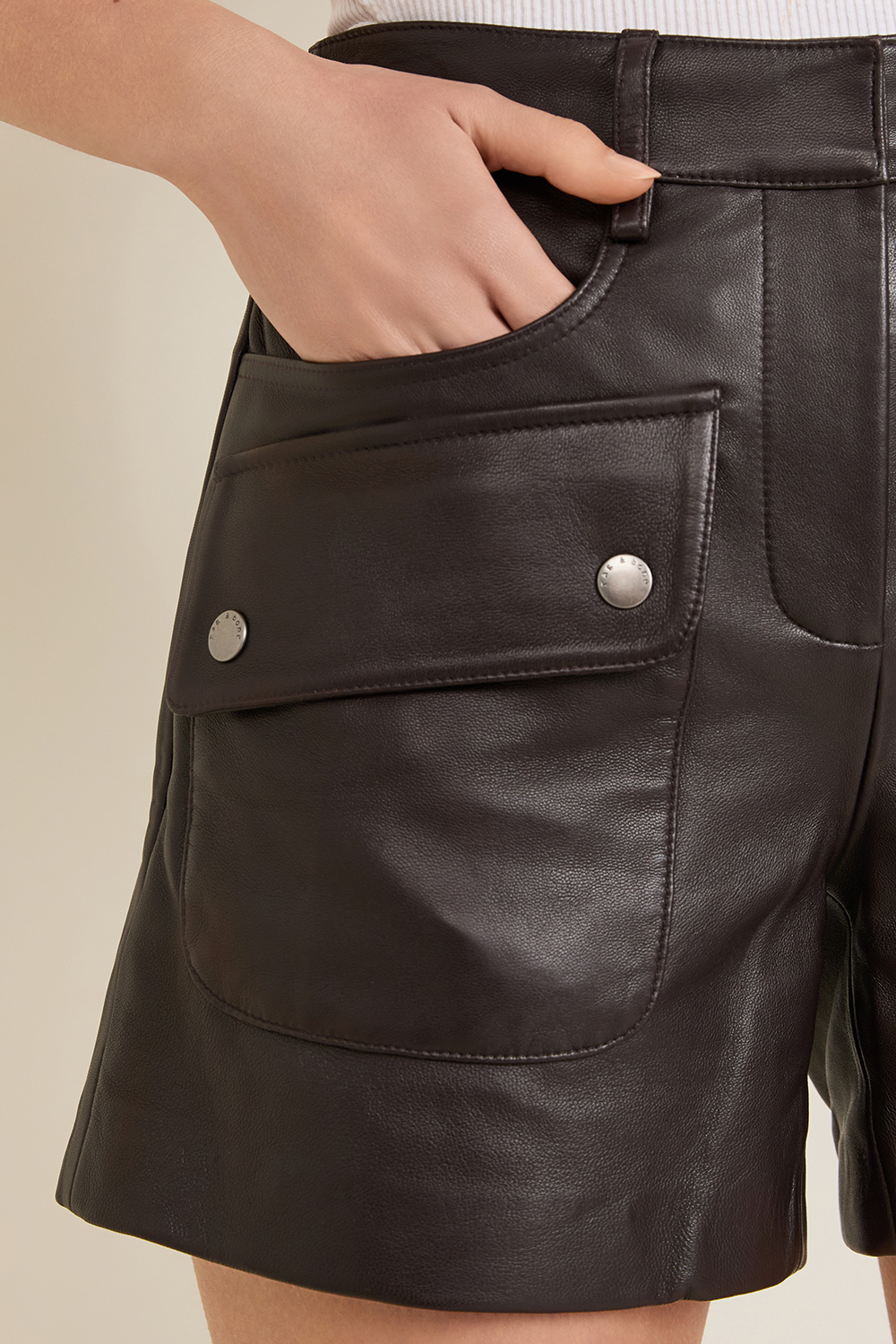 תמונת תקריב דוגמן של מכנסי עור קצרים