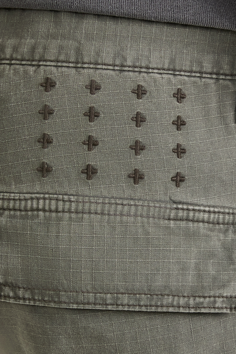 תמונת דוגמן אחורית של מכנסי קרגו