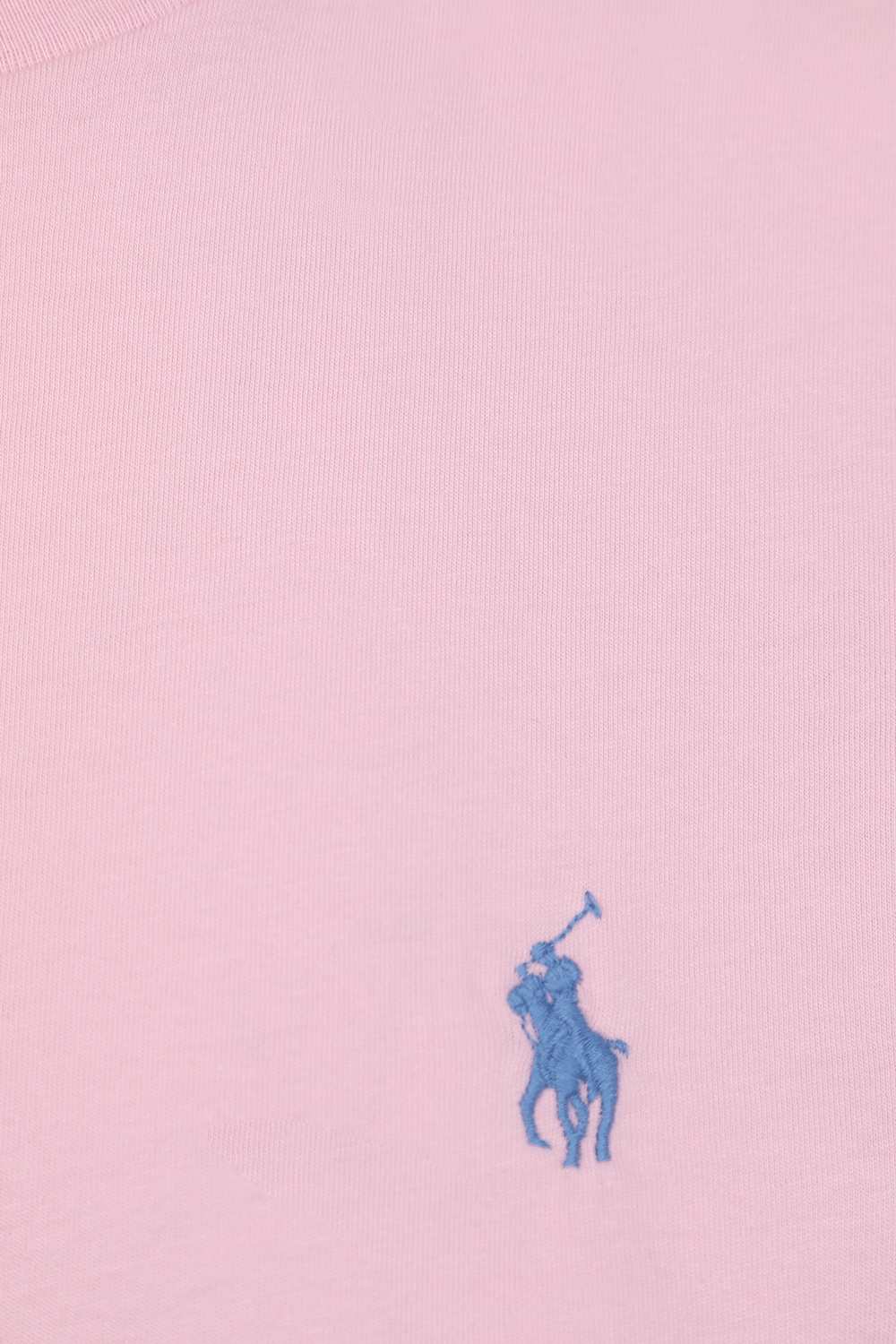 תמונה אחורית של חולצה ורודה עם לוגו רקום