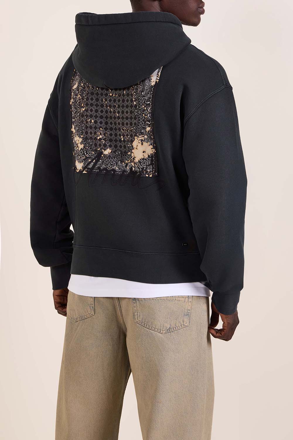 תמונת דוגמן אחורית של סווטשירט קפוצ'ון