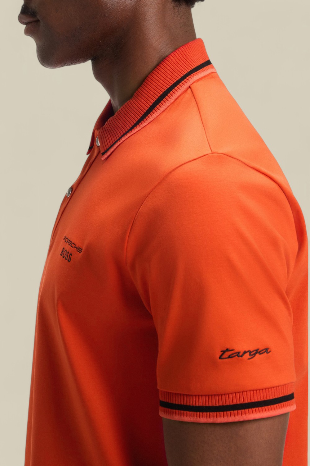 תמונת תקריב דוגמן של בוס X פורשה חולצת פולו