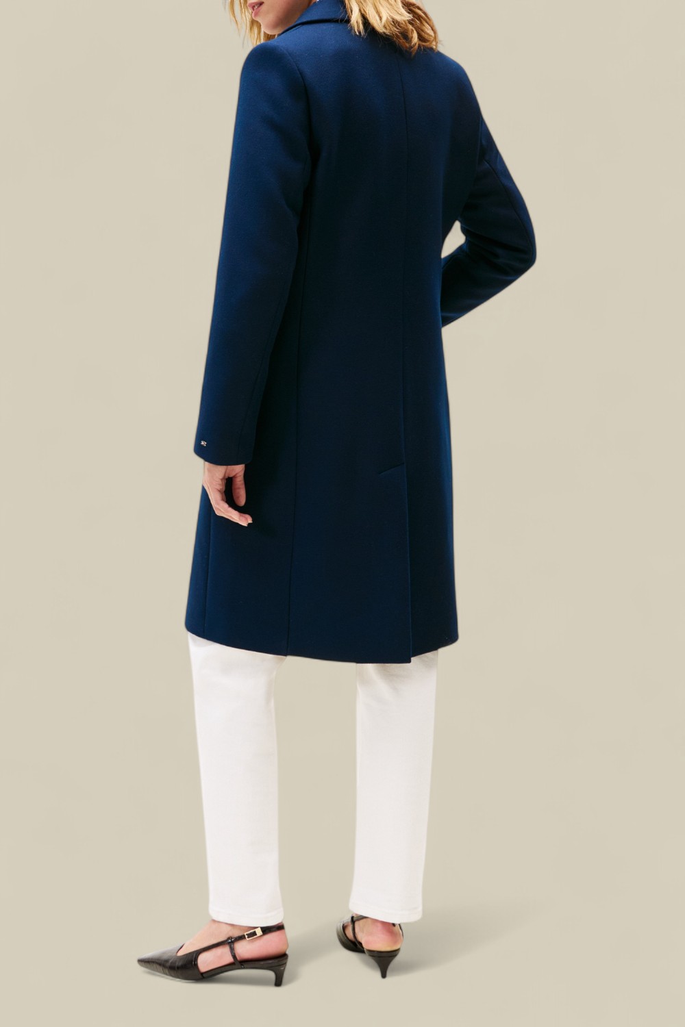 תמונת דוגמן אחורית של מעיל עם צמר וקשמיר