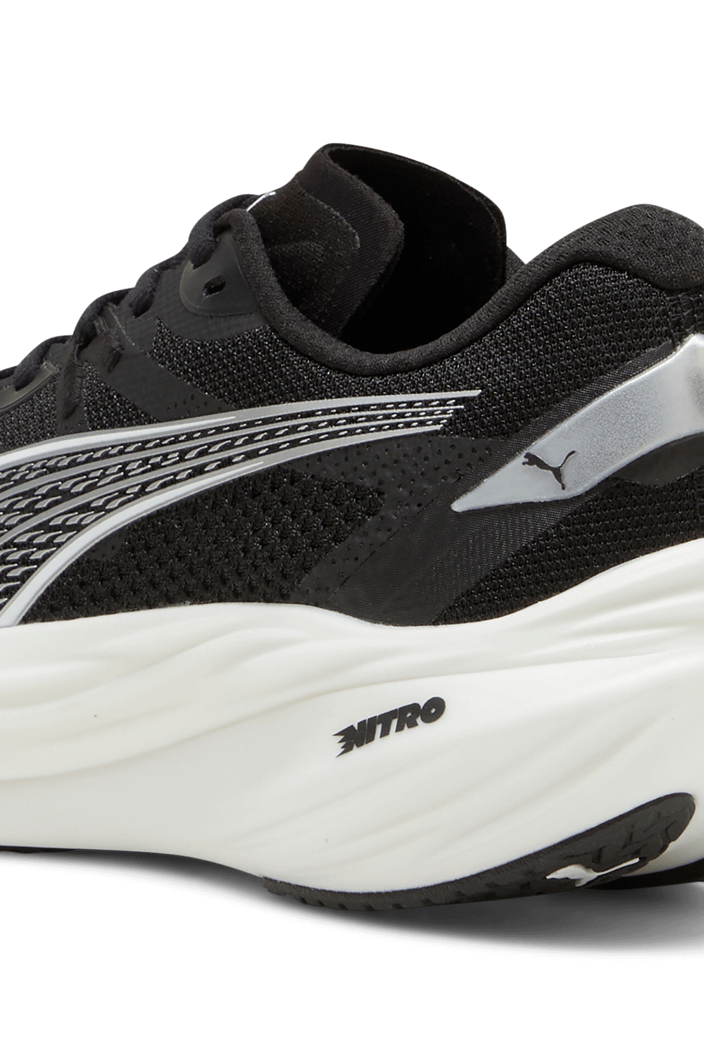 תמונת תקריב של נעלי ריצה דיביאייט ניטרו 3