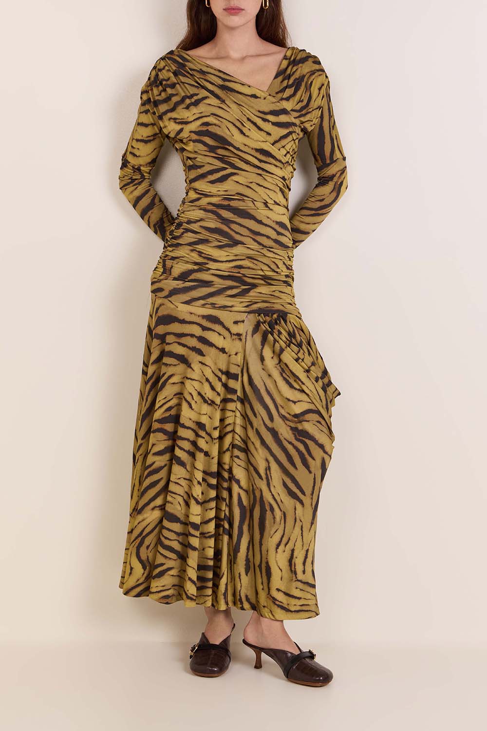 תמונת דוגמן קידמית של שמלת מקסי בהדפס טיגריס