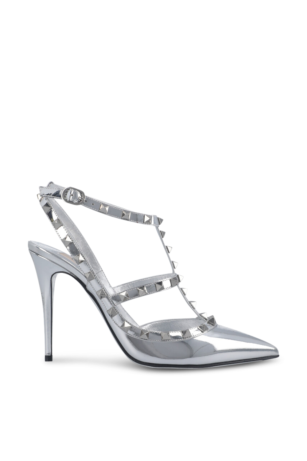 תמונה קידמית של נעלי עקב בעיטור ניטים