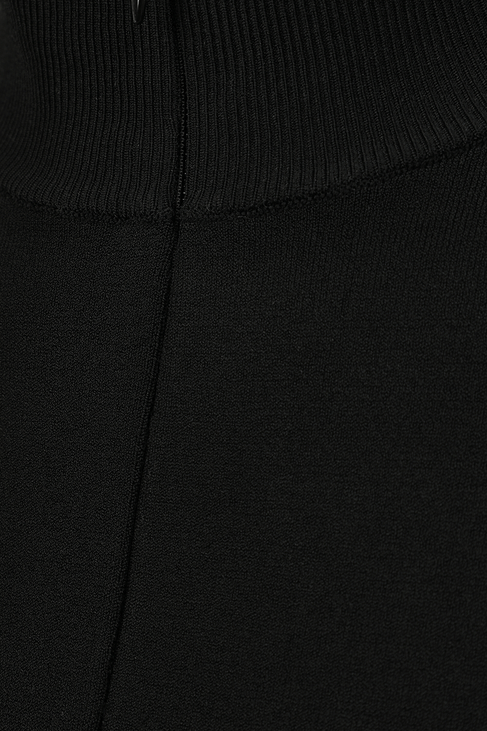 תמונת תקריב של שמלת מיני שחורה עם שרוולים ארוכים ותחרה