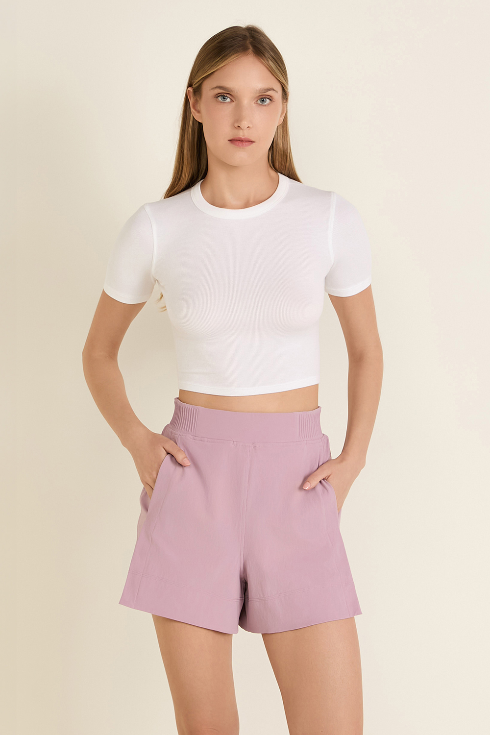 תמונת דוגמן קידמית של Hold Tight Straight Hem Cropped T-Shirt