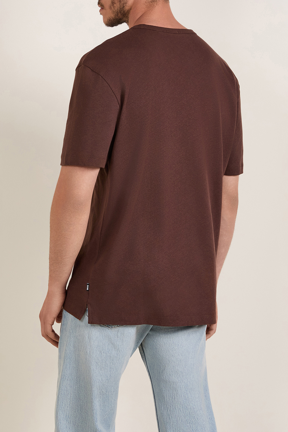 תמונת דוגמן אחורית של חולצת טי