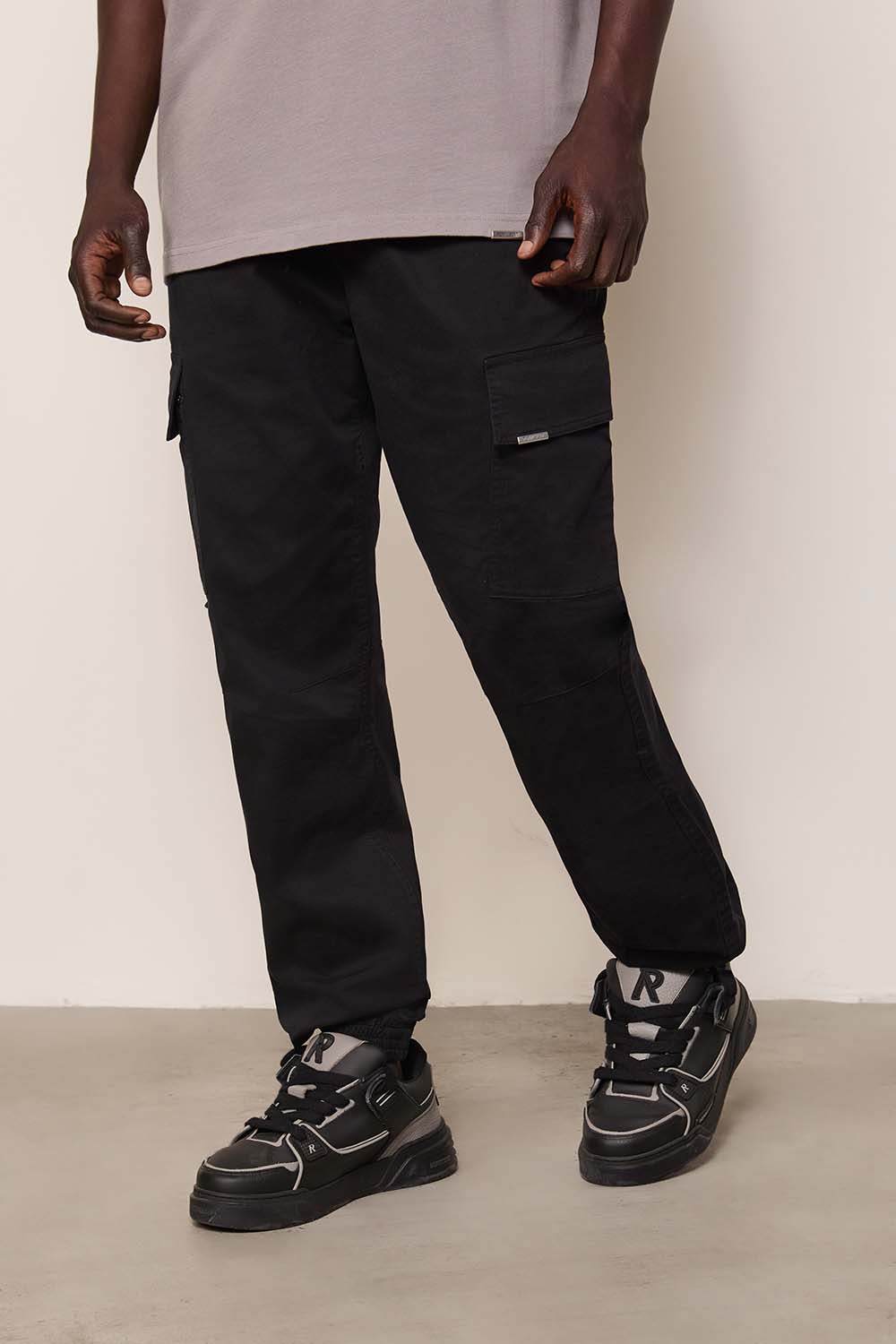 תמונת דוגמן קידמית של מכנסי ג'וג קרגו