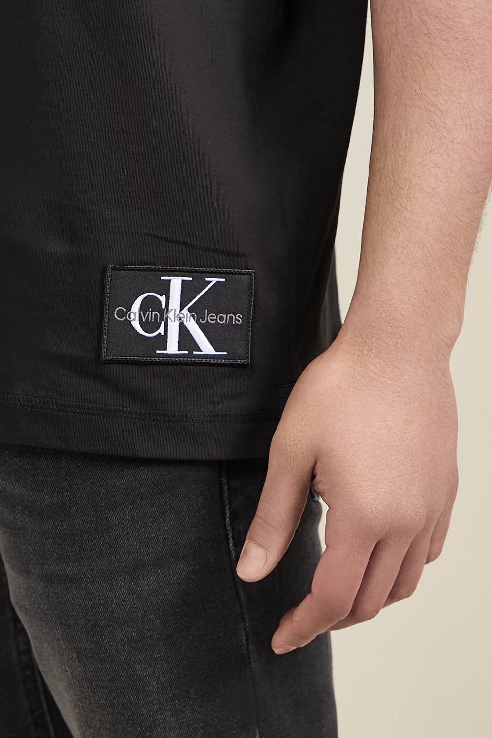 תמונת תקריב דוגמן של חולצת טי